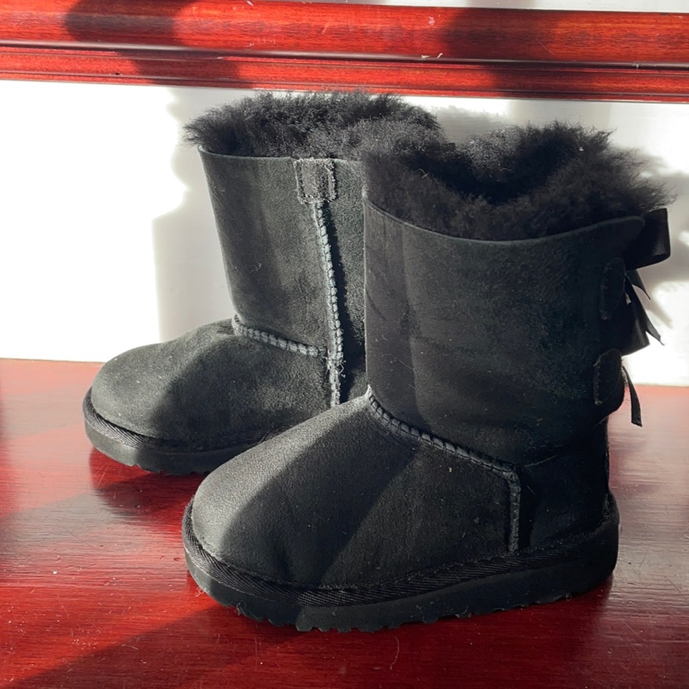 Black toddler size 8 Bailey bow UGG boot